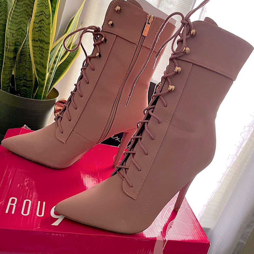 Mauve Zipper-heeled boots!